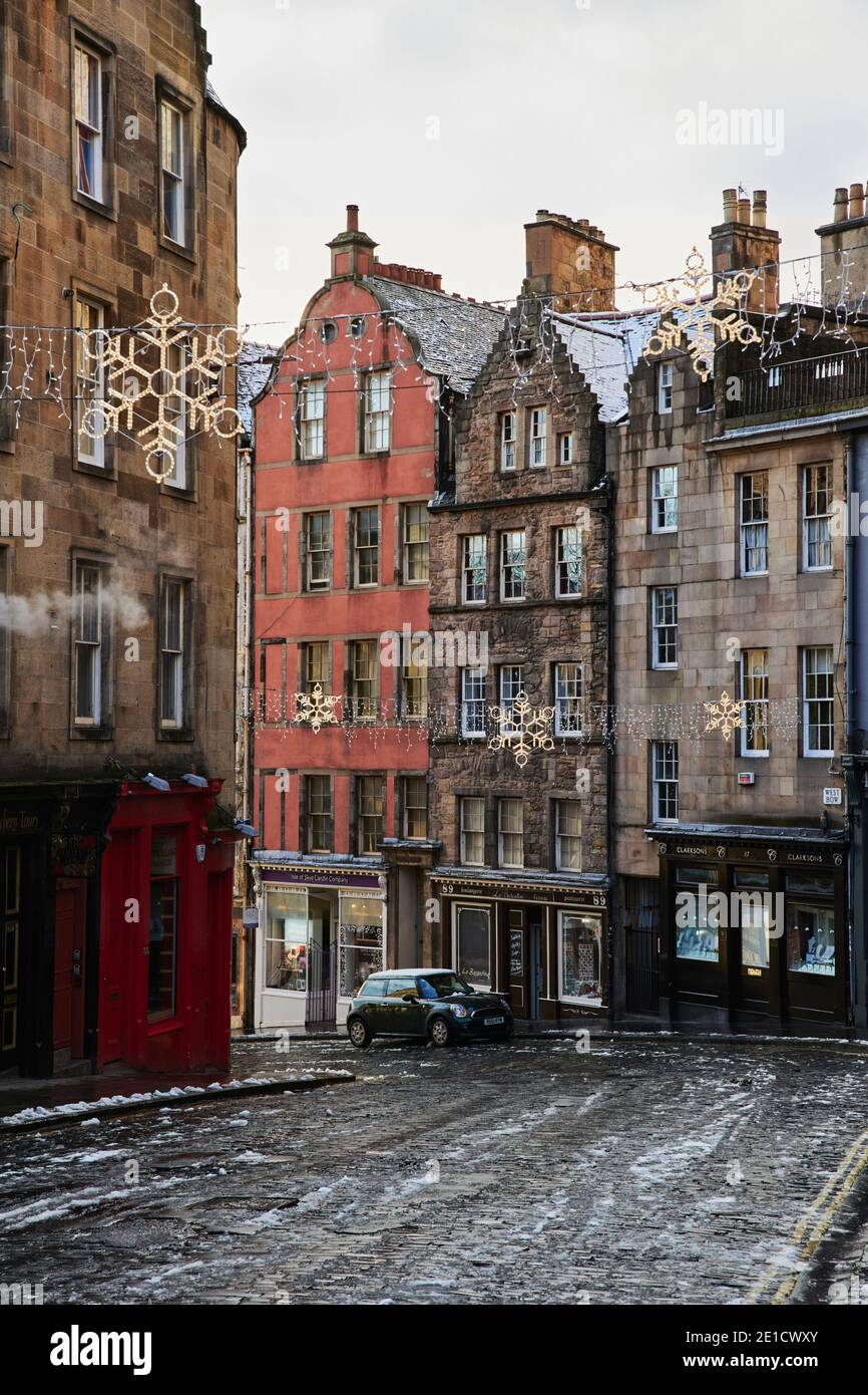 I bellissimi e colorati negozi storici lungo Victoria Street a Edimburgo, Regno Unito, gennaio 2020. Inverno con neve. Foto Stock