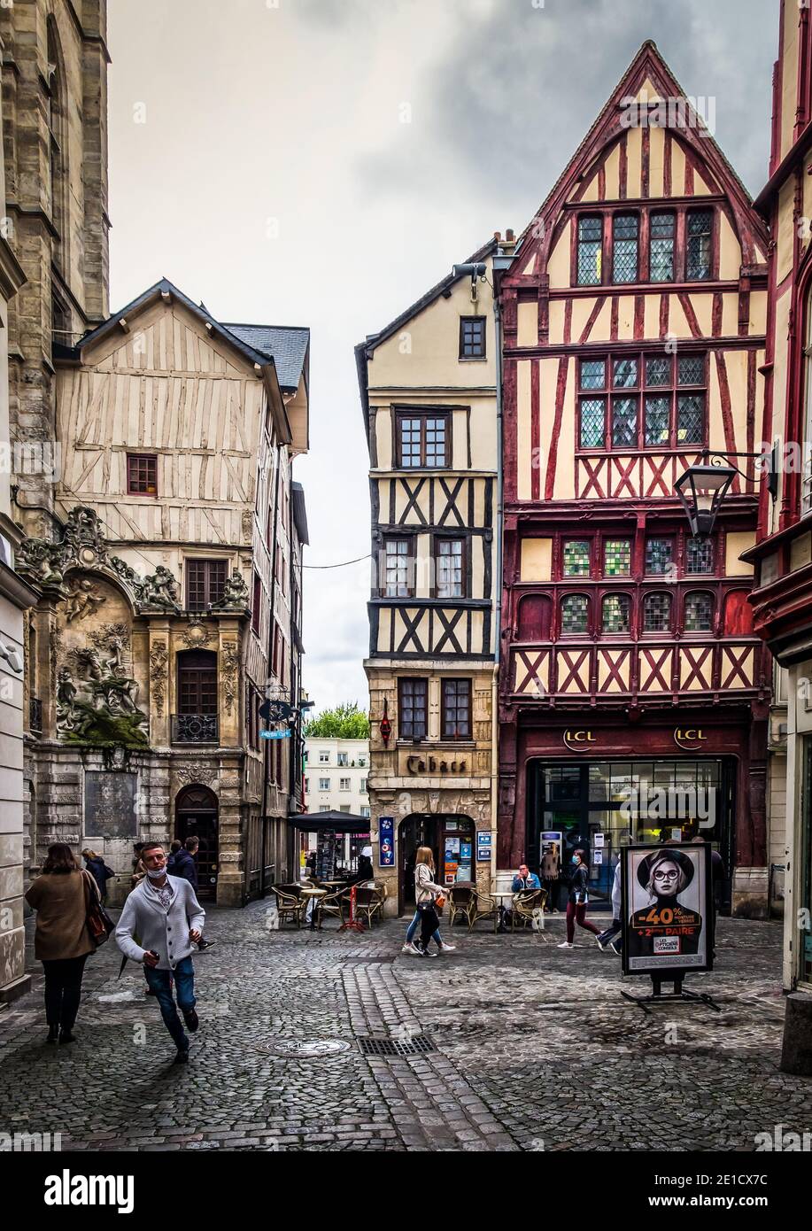 Rouen, Francia, ottobre 2020, vista di via Gros-Horloge nella parte vecchia della città Foto Stock