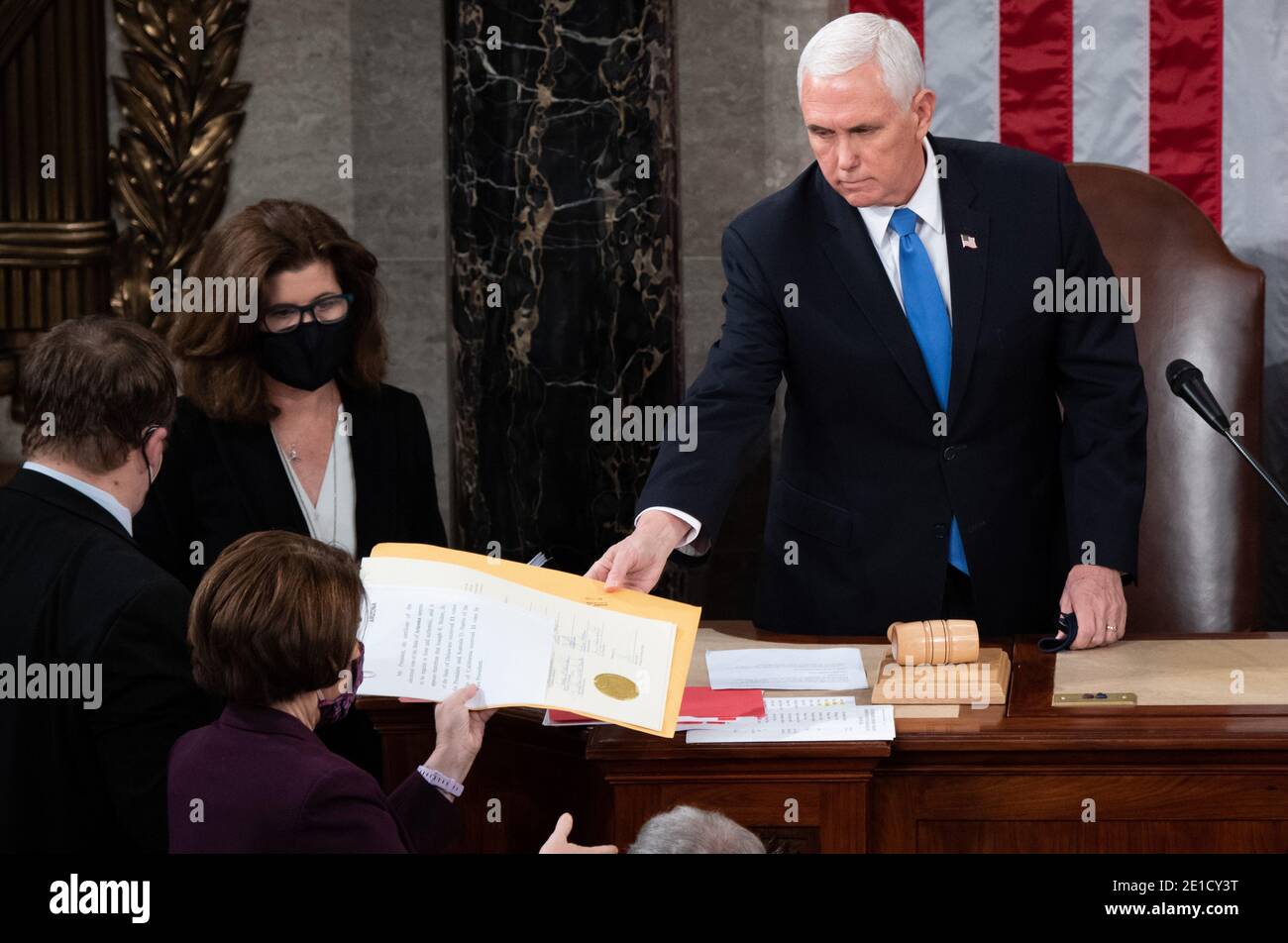 Washington, Stati Uniti. 06 gennaio 2021. Il vice presidente AMERICANO Mike Pence consegna il certificato elettorale dallo stato dell'Arizona al senatore americano Amy Klobuchar, democratico del Minnesota, mentre presiede una sessione congiunta del Congresso per contare i voti del collegio elettorale dalle elezioni presidenziali del 2020 mercoledì 6 gennaio 2021. Foto della piscina di Saul Loeb/UPI Credit: UPI/Alamy Live News Foto Stock