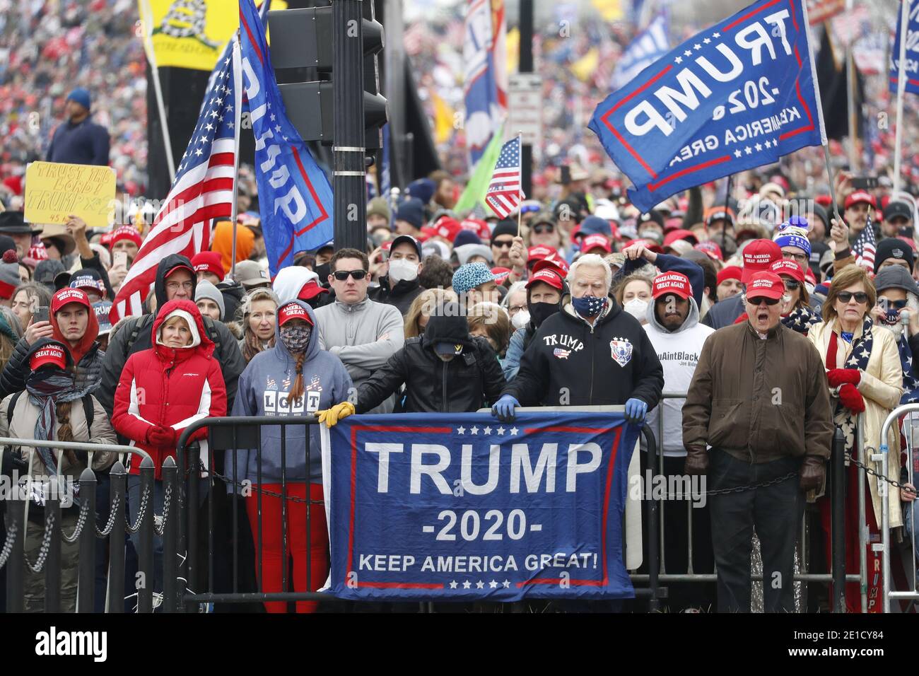 Sostenitori come il presidente degli Stati Uniti Donald J. Trump fa commenti ai sostenitori riuniti per protestare contro l'imminente certificazione del Congresso di Joe Biden come prossimo presidente sull'Ellipse a Washington, DC, USA, il 06 gennaio 2021. Diversi gruppi di sostenitori di Trump si stanno riunendo per protestare mentre il Congresso si prepara a incontrare e certificare i risultati delle elezioni presidenziali americane del 2020.Credit: Shawn Thew/Pool via CNP /MediaPunch Foto Stock