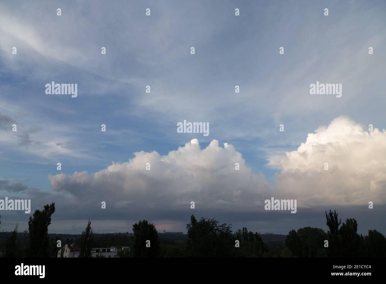 Nuvola bianca con cielo blu con foresta. Questa immagine può essere utilizzata come sfondo. Primo piano. Foto Stock