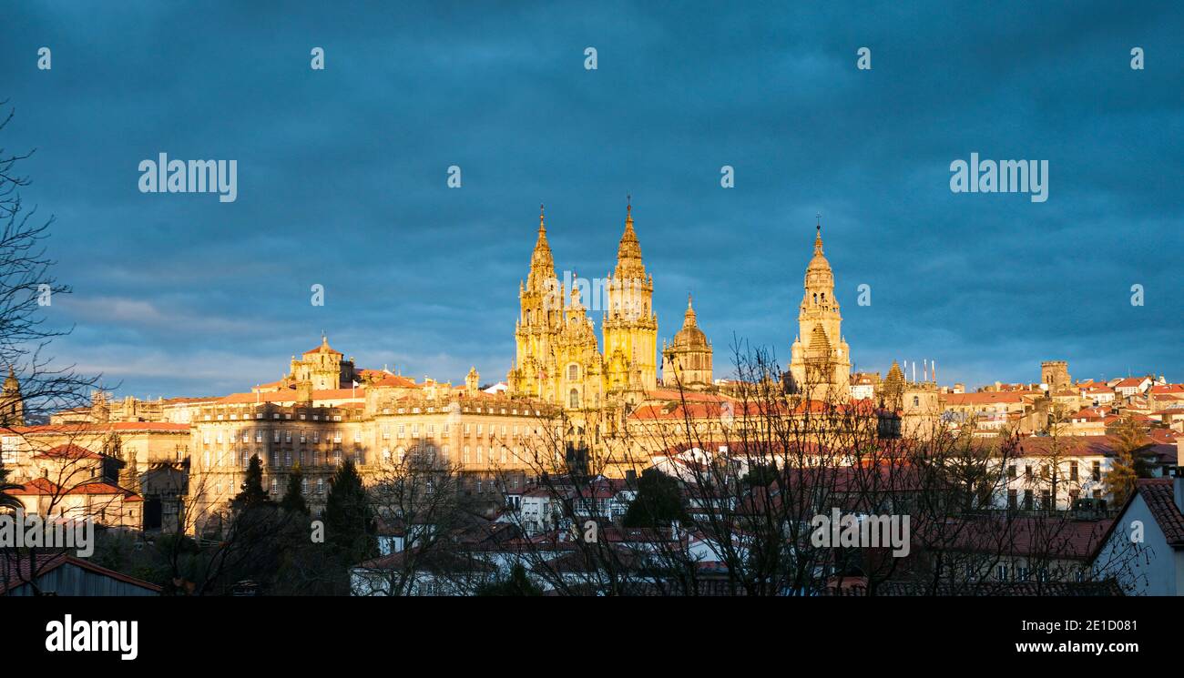 Vista di Santiago de Compostela con la sua Cattedrale sullo sfondo al tramonto. Compostela anno santo. Foto Stock