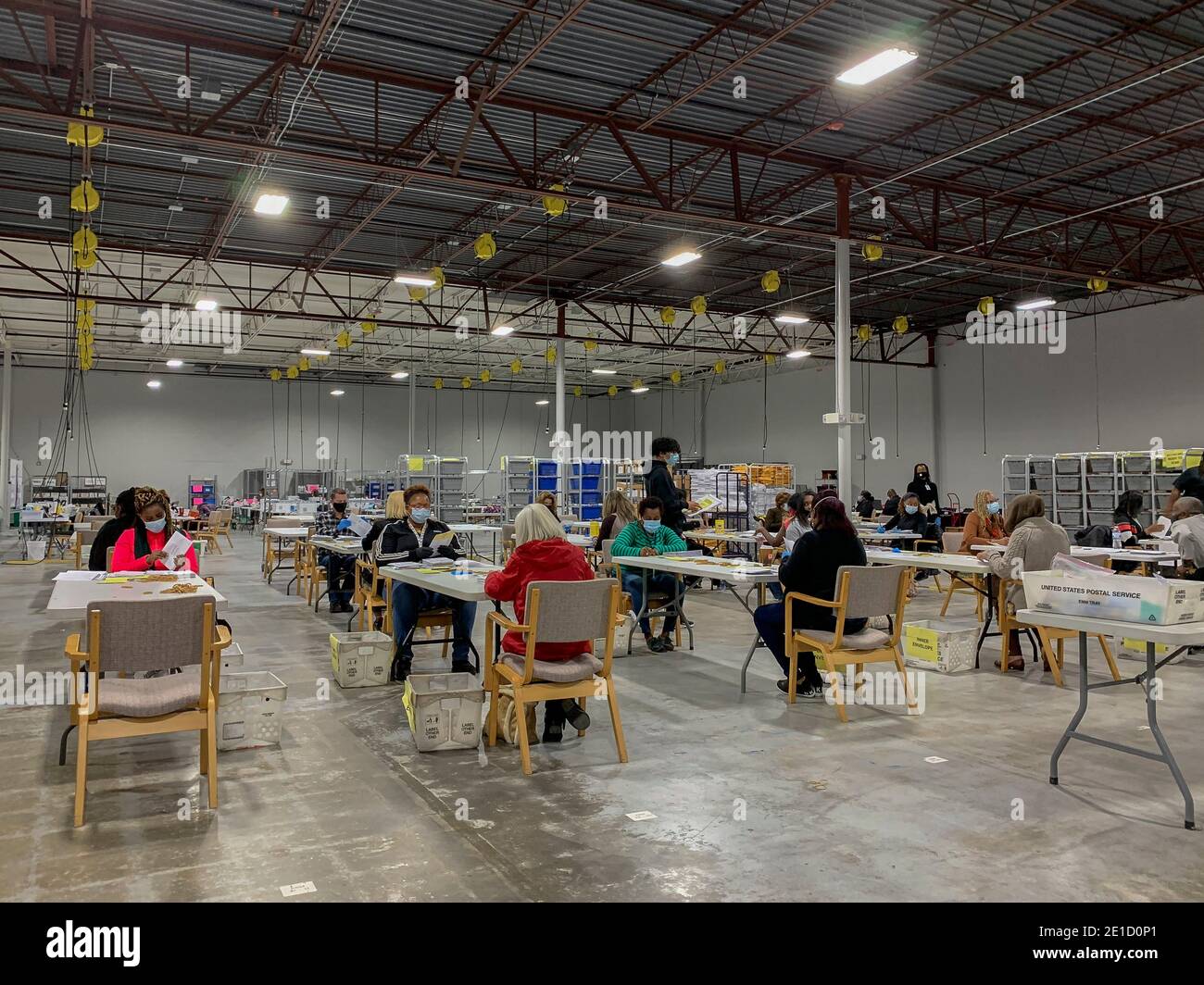 Lawrenceville, Georgia, Stati Uniti. 6 gennaio 2021. I lavoratori delle elezioni procedano per posta ai voti degli assenti alla registrazione e alle elezioni della Gwinnett County Voter. Credit: Sue Dorfman/ZUMA Wire/Alamy Live News Foto Stock