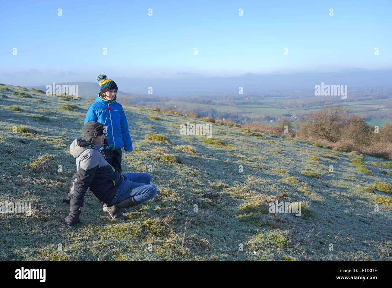 Padre e figlio all'aperto godendo di un bellissimo paesaggio Foto Stock