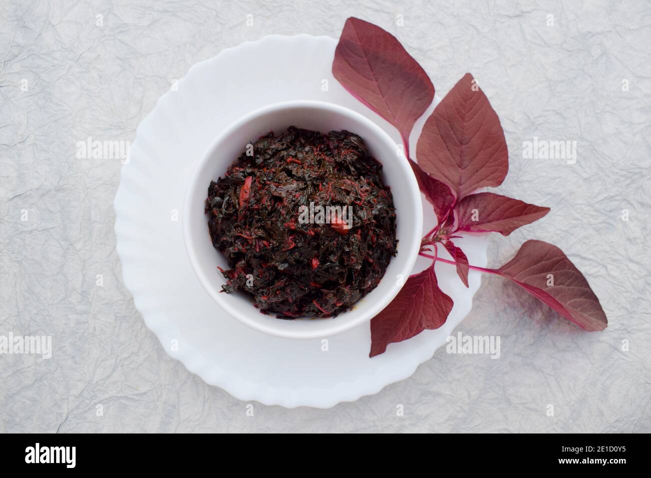 Chowli rossi bhaji o foglie di Amaranth alla luce del sole. Verdure biologiche verdi stagionali indiane in giardino da cucina. Foto Stock