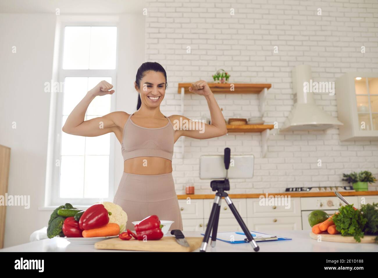 Energico blogger fitness filmare vlog su dieta vegetariana e sano abitudini alimentari Foto Stock
