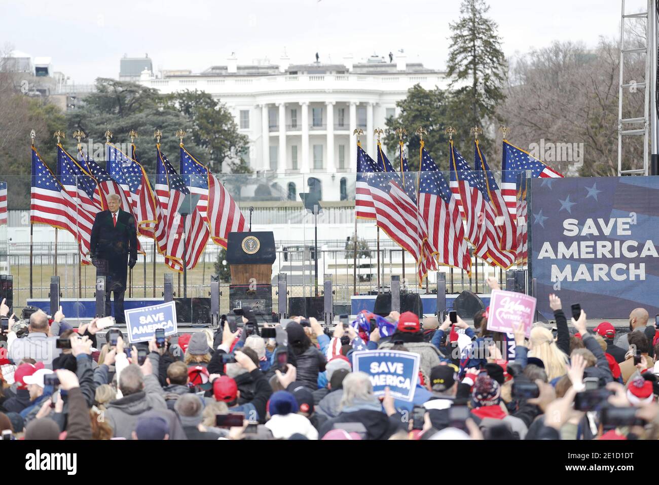 Il presidente DEGLI STATI UNITI Donald J. Trump fa commenti ai sostenitori riuniti per protestare contro l'imminente certificazione del Congresso di Joe Biden come prossimo presidente dell'Ellipse a Washington, DC, USA, il 06 gennaio 2021. Diversi gruppi di sostenitori di Trump si stanno riunendo per protestare mentre il Congresso si prepara a incontrare e certificare i risultati delle elezioni presidenziali americane del 2020.Credit: Shawn Thew/Pool via CNP /MediaPunch Foto Stock