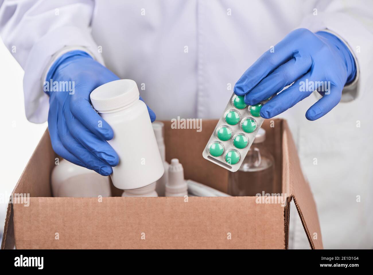 Medico che raccoglie una scatola di medicinali prescritti per un particolare paziente Foto Stock