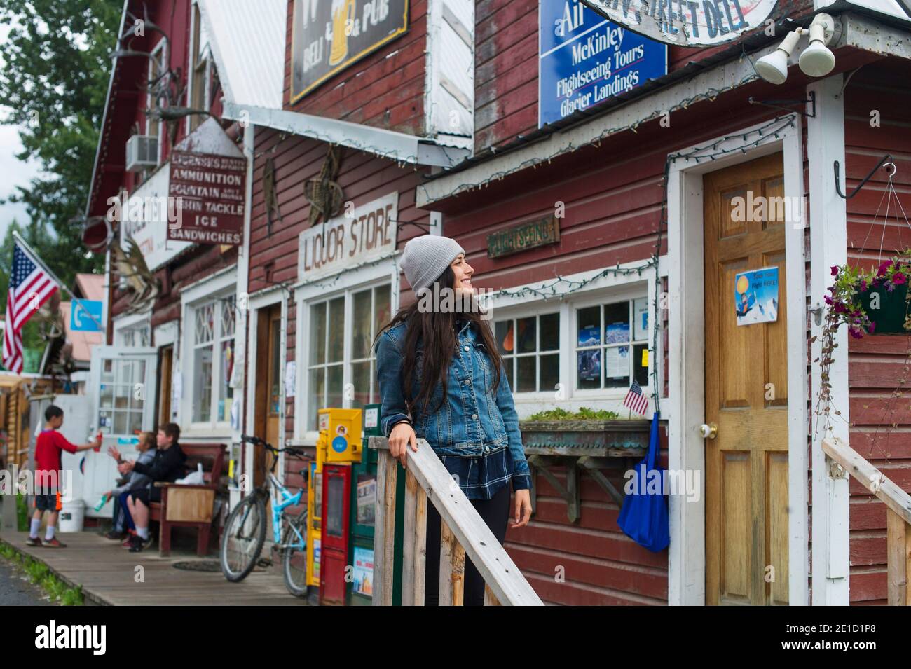 Turista che visita la città lungofiume, Talkeetna, Alaska, Stati Uniti Foto Stock