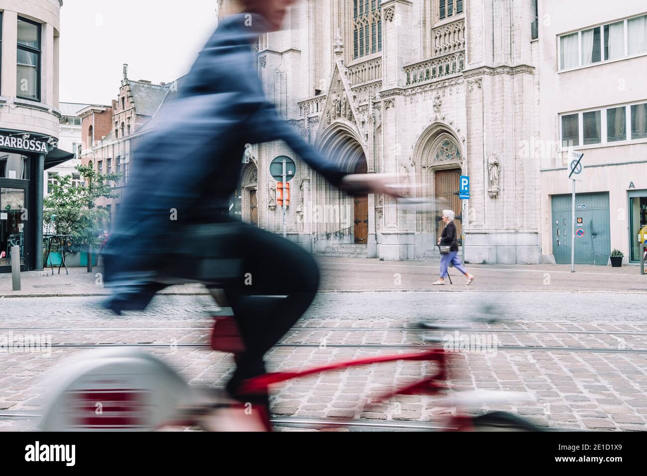 Persona in bicicletta a Bruges, Fiandre Occidentali, Belgio Foto Stock