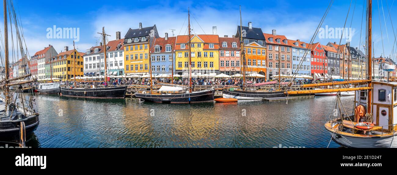 Vista panoramica a nyhavn in una giornata di sole, Copenhagen Foto Stock