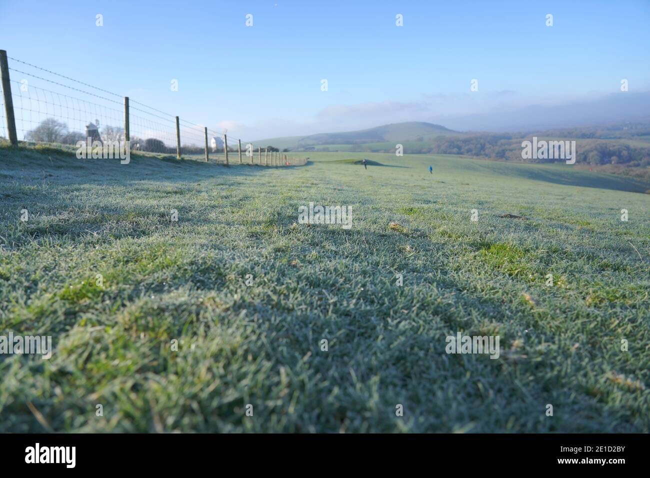 bellissimo paesaggio in inverno con persone in lontananza Foto Stock