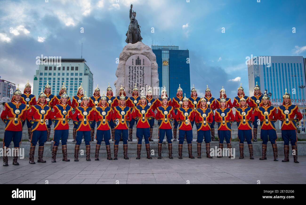 Membri of della Guardia d'onore dello Stato Mongolo di fronte al monumento, Ulaanbaatar, Mongolia Foto Stock