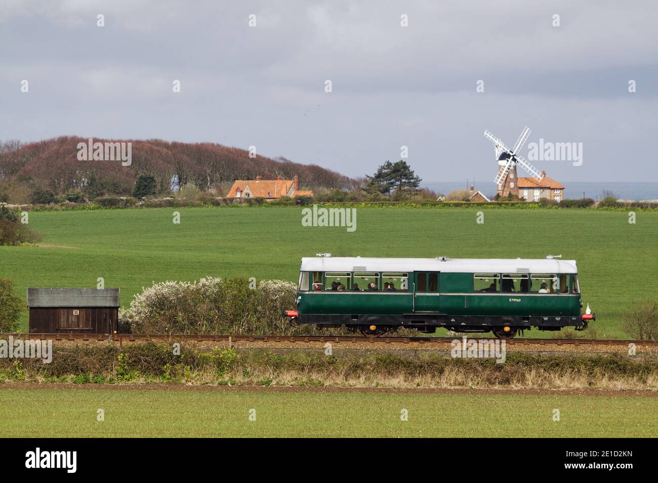 Railbus, 79960 passando il mulino a vento di Weybourne sulla North Norfolk Railway, Inghilterra. Foto Stock