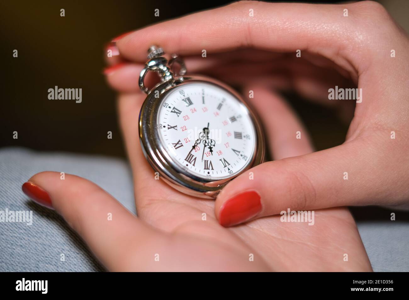 Donna tenere un orologio tascabile per la gravidanza in attesa, tempo che passa concetto, ansia Foto Stock