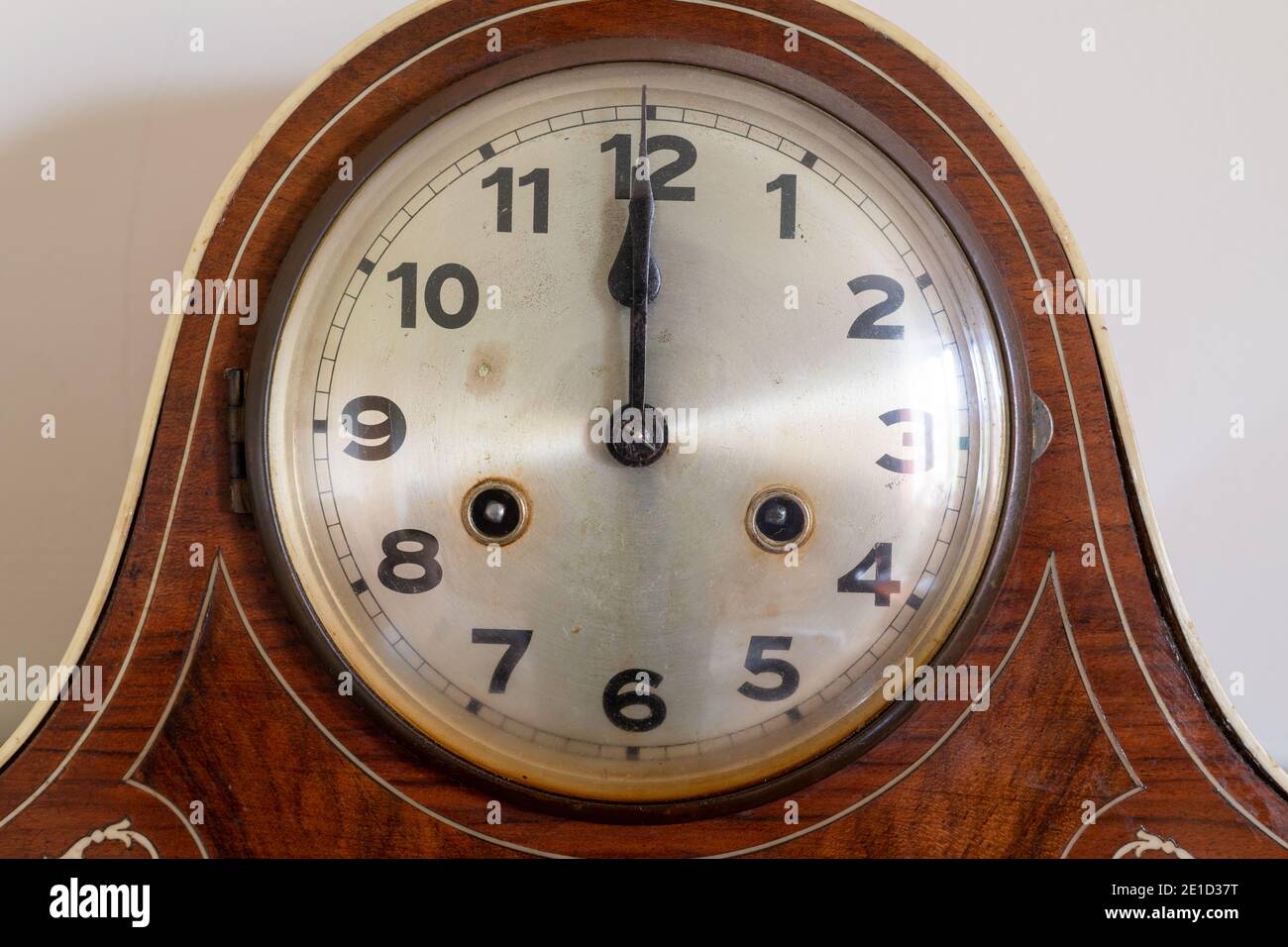 Primo piano di un orologio antico che mostra 12 oclock Foto Stock