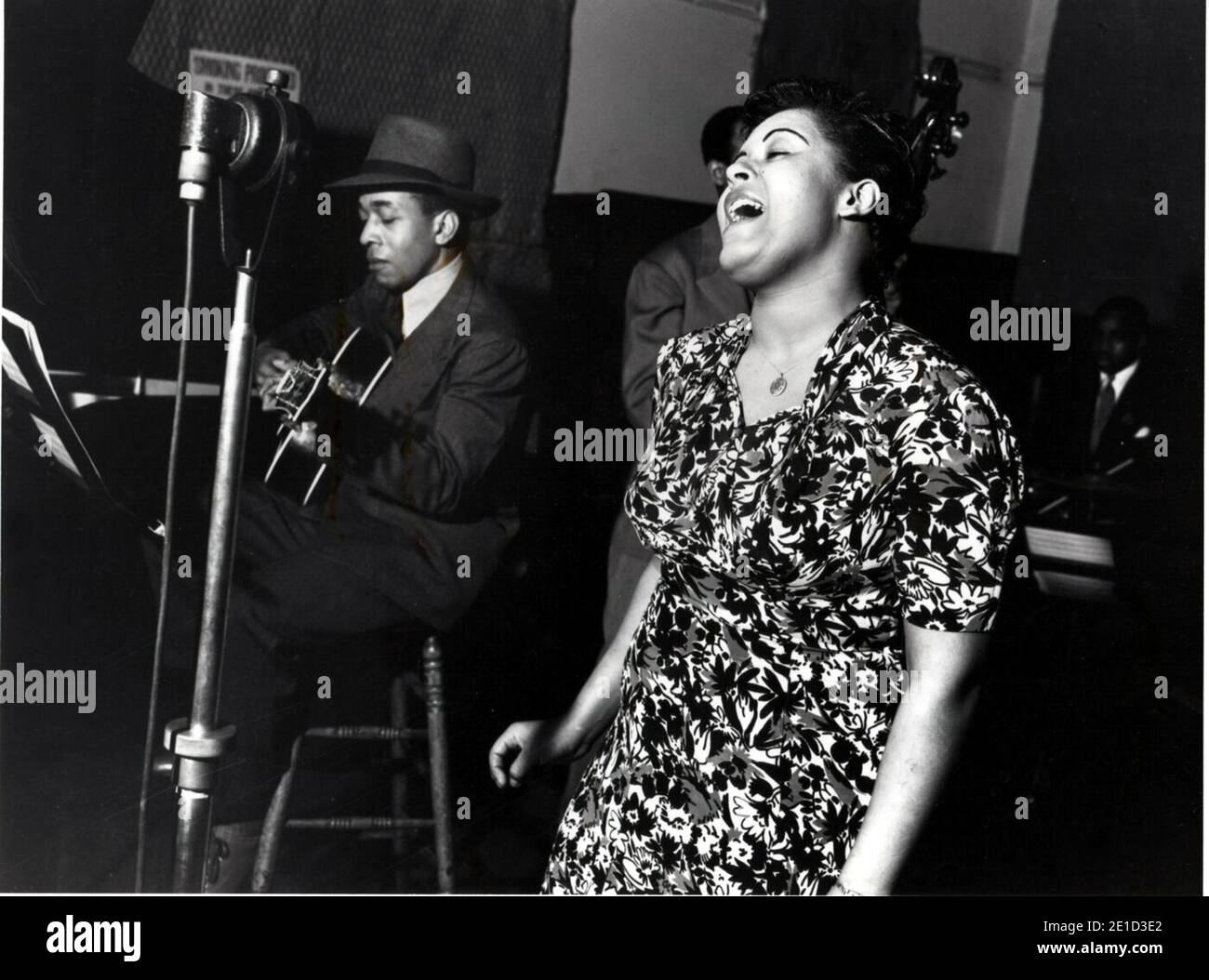 Billie è un documentario del 2019 su Billie Holiday, scritto e diretto da James Erskine. Il film si basa su interviste registrate su audiocassette negli anni '70 da Linda Lipnack Kuehl, che ricerca un libro su Holiday che non è mai stato completato. Questa fotografia è esclusivamente per uso editoriale ed è copyright della società cinematografica e/o del fotografo assegnato dalla società di produzione e può essere riprodotta solo da pubblicazioni in concomitanza con la promozione del suddetto film. È richiesto un credito obbligatorio per la società cinematografica. Il fotografo deve inoltre ricevere l'accredito di wh Foto Stock