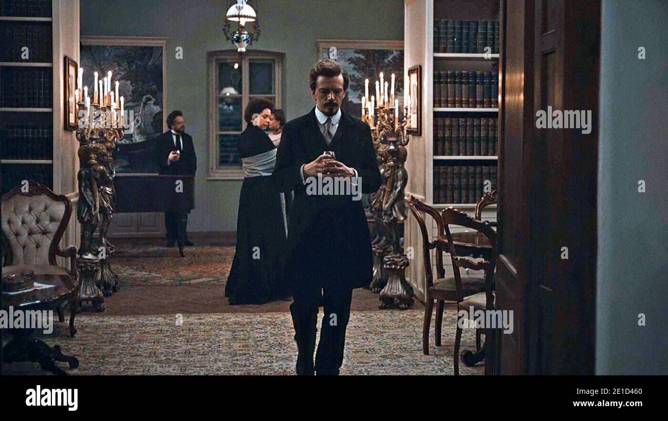 Malmkrog è un film del 2020 diretto da Cristi Puiu. Questa fotografia è esclusivamente per uso editoriale ed è copyright della società cinematografica e/o del fotografo assegnato dalla società di produzione e può essere riprodotta solo da pubblicazioni in concomitanza con la promozione del suddetto film. È richiesto un credito obbligatorio per la società cinematografica. Il fotografo deve essere accreditato anche quando è noto. Foto Stock