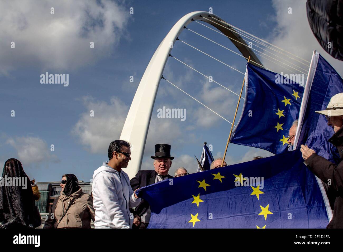 Gli attivisti pro-Unione europea si riuniscono sulla piazza baltica, Gateshead, per dimostrare la loro solidarietà ai cittadini dell’UE per protestare contro il progetto di legge Brexit. L’azione elettorale, che seppelliva l’adesione della Gran Bretagna all’UE, consisteva nel sensibilizzare, nella solidarietà e nell’esprimere una grande tristezza. Ora che il Regno Unito ha lasciato l'Unione europea il 31 dicembre 2020, il gruppo organizzato come Nord-est per l'Europa si è impegnato a fare campagna per la ricongiungimento. 14 marzo 2017, Baltic Square, Gateshead, Regno Unito. Foto Stock