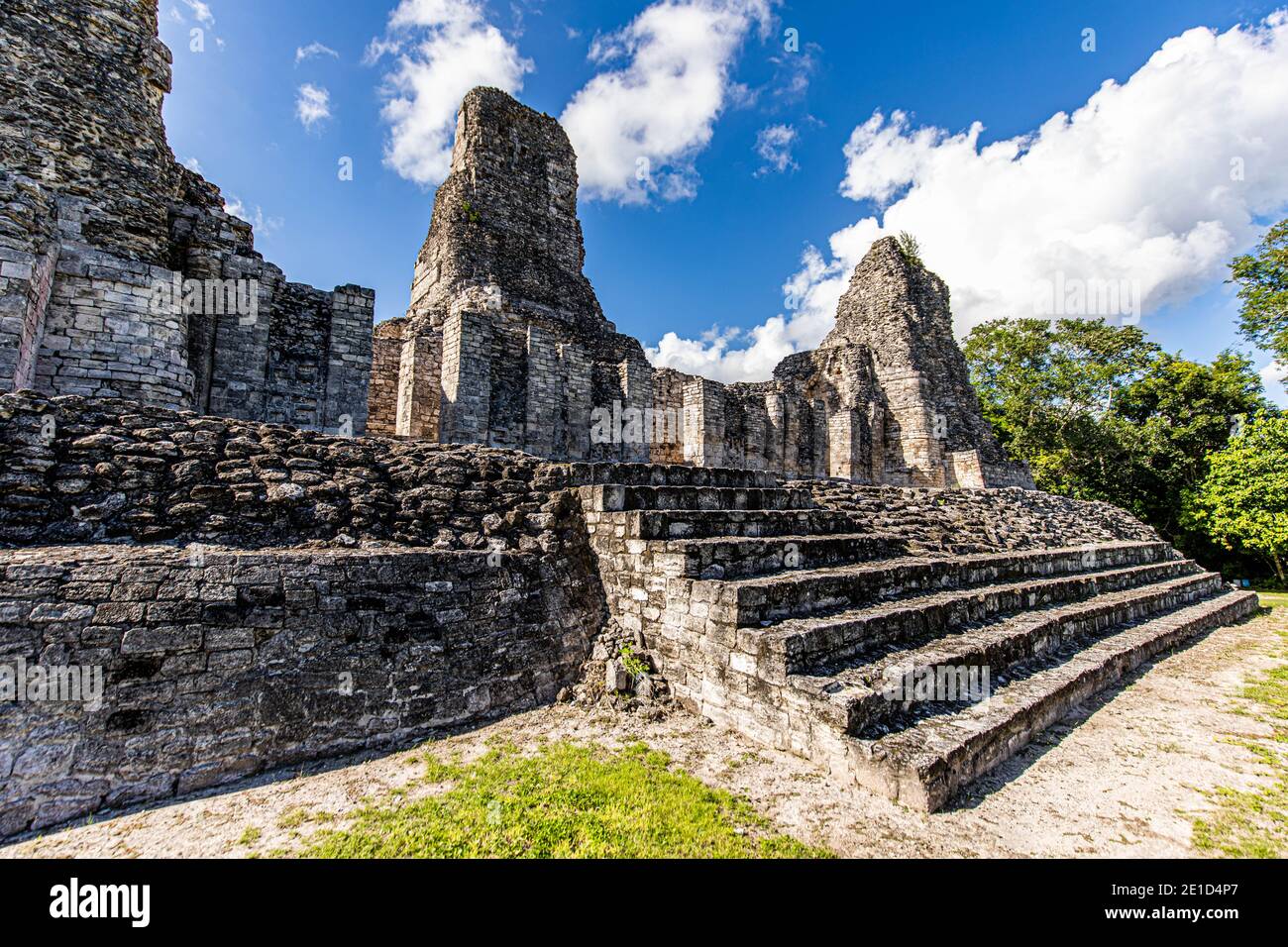 Antico tempio Maya scale da vicino con tre piramidi a Xpujil, Messico Foto Stock