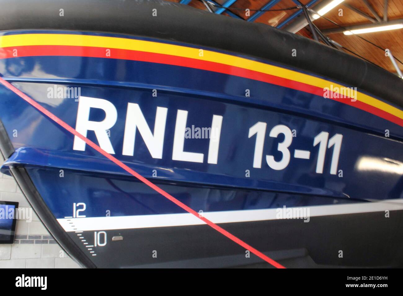 Un primo piano del logo RNLI sul lato Di una scialuppa di salvataggio di classe Shannon usata dalla RNLI Nella stazione dei battelli di salvataggio di St Ives Foto Stock