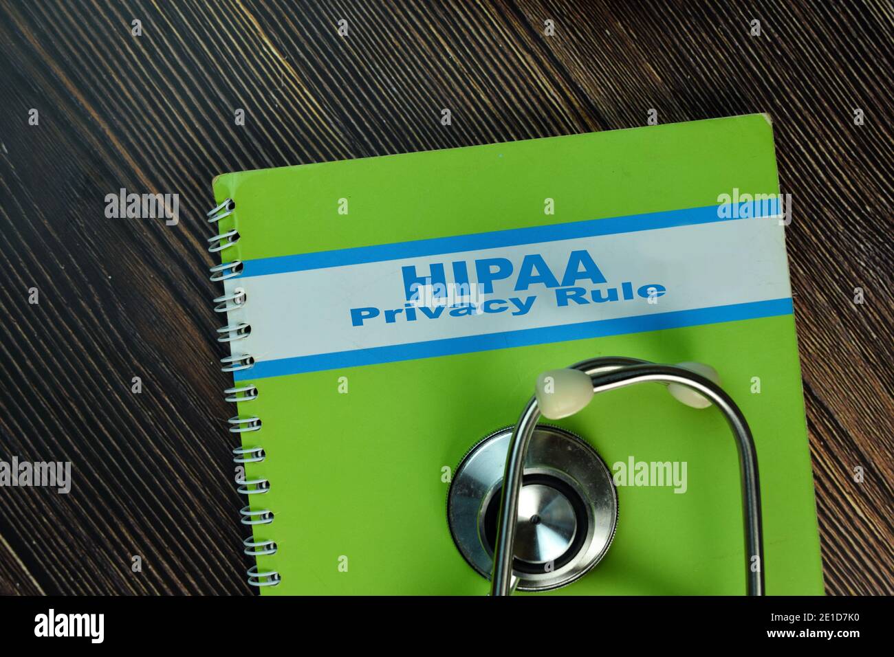 Il libro di HIPAA Privacy regola isolato su tavola di legno. Foto Stock