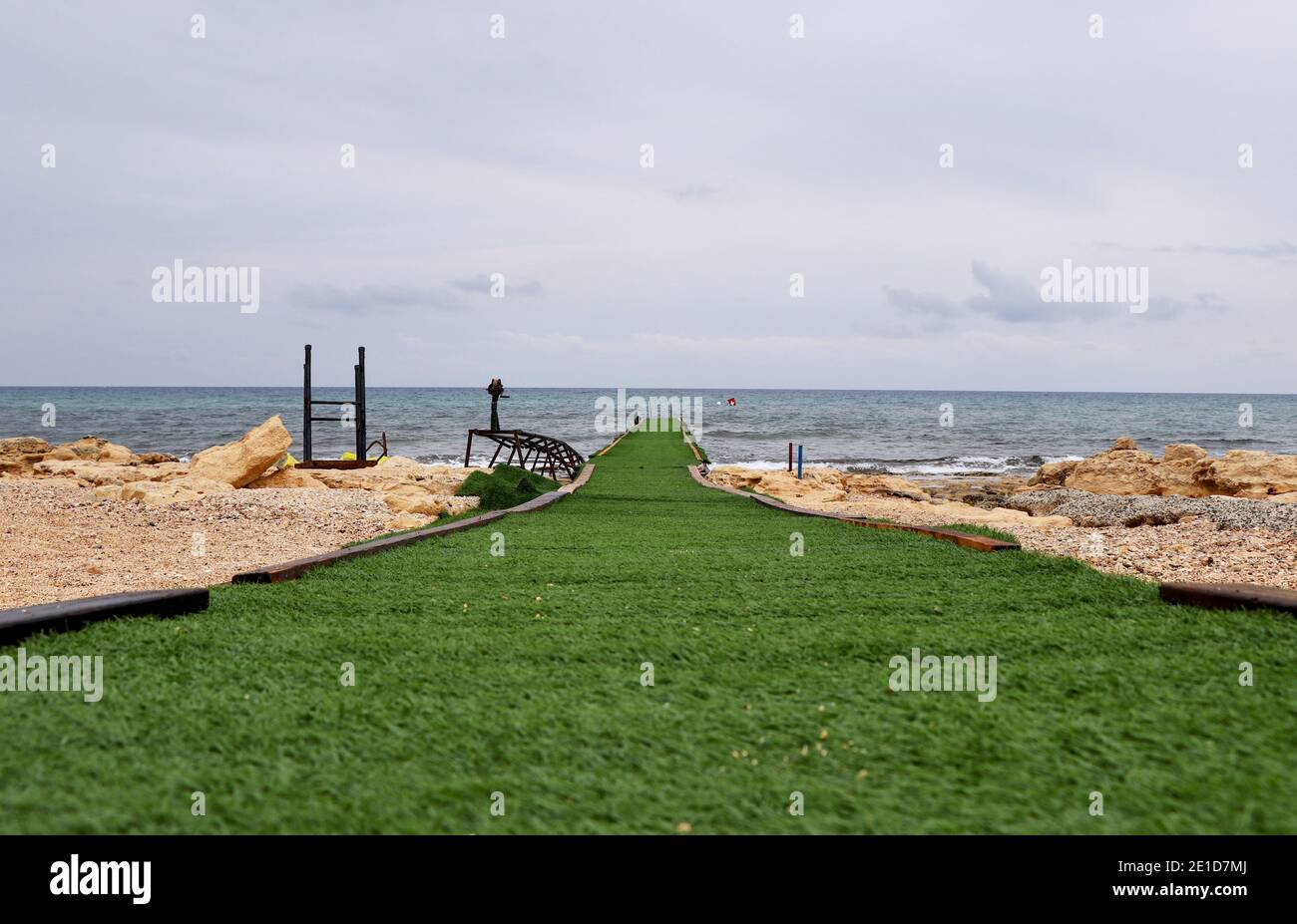 Passerella verde che entra nel mar mediterraneo ad Ayia Napa, Cipro Est. Talpa ideale per i migliori modelli all'alba o al tramonto. Bellissimo cielo orizzonte e mare Foto Stock
