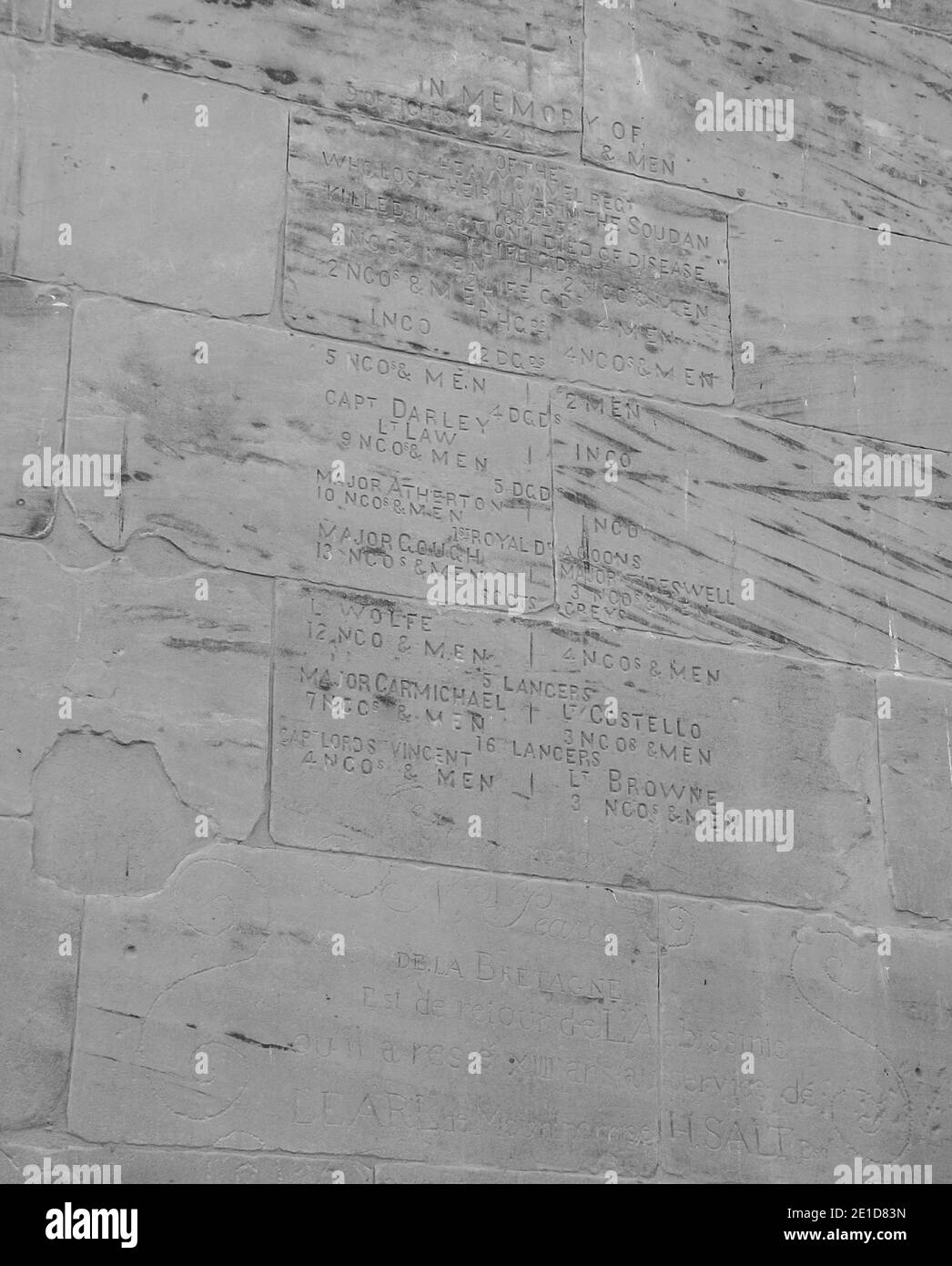 Questo è Philae il Tempio di Iside, costruito dal re Tolomeo II nel 350AC ad Assuan, la città nubiana sul fiume Nilo. Prima di quel tempo l'esercito britannico era attivo nella zona generalmente in rotta verso sud al Sudan. Dopo la sconfitta della guarnigione del generale Gordan a Khartoum da parte dell'esercito musulmano Mahdis, un certo numero di sopravvissuti si dirigono a nord verso l'Egitto cercando di collegarsi con la forza espediente del generale Kitchener, che inscrive la loro condizione e la loro miseria sulle mura di pilone a Philae. La maggior parte non lo ha fatto e è morto di fame e di malattia. Foto Stock