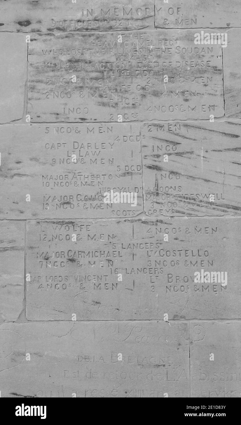 Questo è Philae il Tempio di Iside, costruito dal re Tolomeo II nel 350AC ad Assuan, la città nubiana sul fiume Nilo. Prima di quel tempo l'esercito britannico era attivo nella zona generalmente in rotta verso sud al Sudan. Dopo la sconfitta della guarnigione del generale Gordan a Khartoum da parte dell'esercito musulmano Mahdis, un certo numero di sopravvissuti si dirigono a nord verso l'Egitto cercando di collegarsi con la forza espediente del generale Kitchener, che inscrive la loro condizione e la loro miseria sulle mura di pilone a Philae. La maggior parte non lo ha fatto e è morto di fame e di malattia. Foto Stock