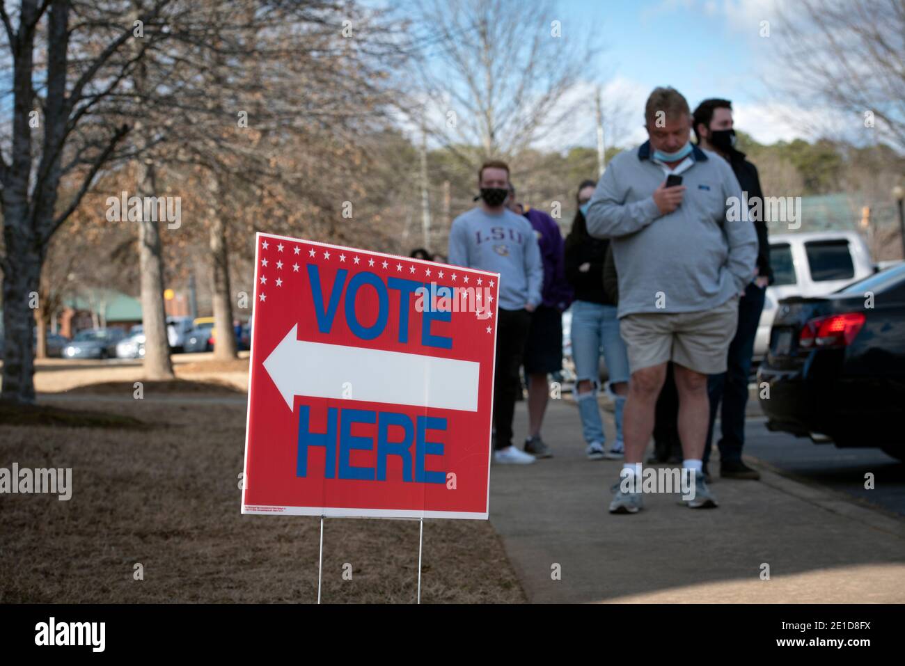 Woodstock, Stati Uniti. 5 gennaio 2021. Linee di voto per il giorno delle elezioni nella contea di Cherokee, Georgia, una regione fortemente repubblicana dello stato. Credit: Robin Rayne/ZUMA Wire/Alamy Live News Foto Stock