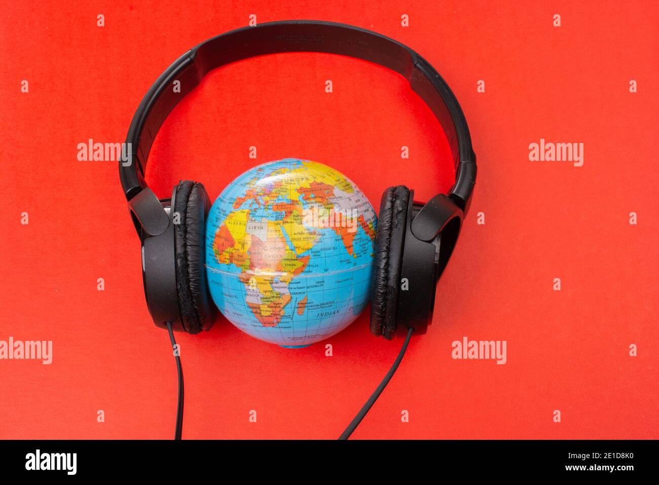 Auricolare a globo isolato sul rosso Foto Stock