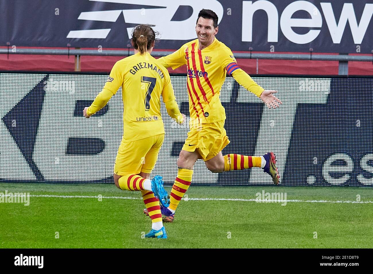 Bilbao, Spagna. 06 gennaio 2021. Lionel Andres messi festeggia con il suo compagno di squadra Antoine Griezmann del FC Barcelona dopo aver segnato il traguardo di apertura durante la Liga match tra l'Atletico Club Bilbao e il FC Barcelona giocato allo stadio San Mames. Credit: Ion Alcoba/Capturasport/Alamy Live News Foto Stock