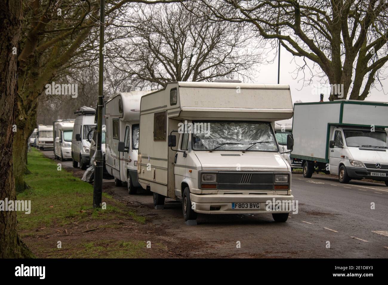 Van dweller comunità che vive in camper case, furgoni e scatole di cavalli, parcheggiata su strade pubbliche a Durdham Downs, Westbury-on-Trym, Bristol, Regno Unito. Foto Stock