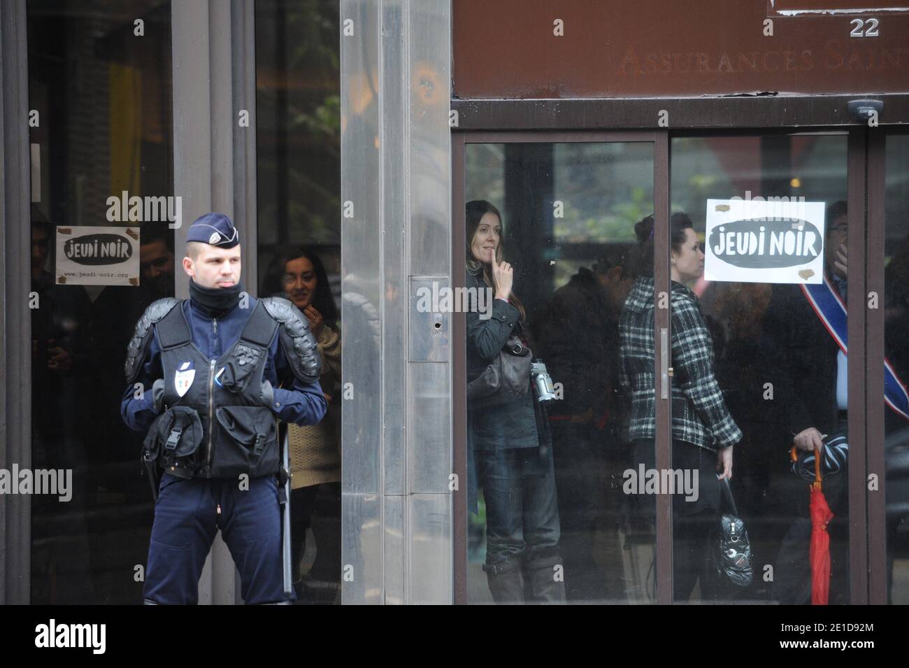 Policiers devant l'immeuble du 22 avenue de Matignon appartenant a AXA occupe par Jeudi Noir a Paris, France le 7 Janvier 2011. Foto Mousse/ABACAPRESS.COM Foto Stock