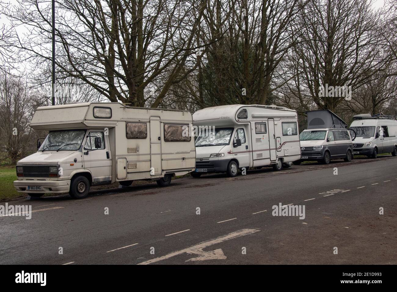 Van dweller comunità che vive in camper case, furgoni e scatole di cavalli, parcheggiata su strade pubbliche a Durdham Downs, Westbury-on-Trym, Bristol, Regno Unito. Foto Stock