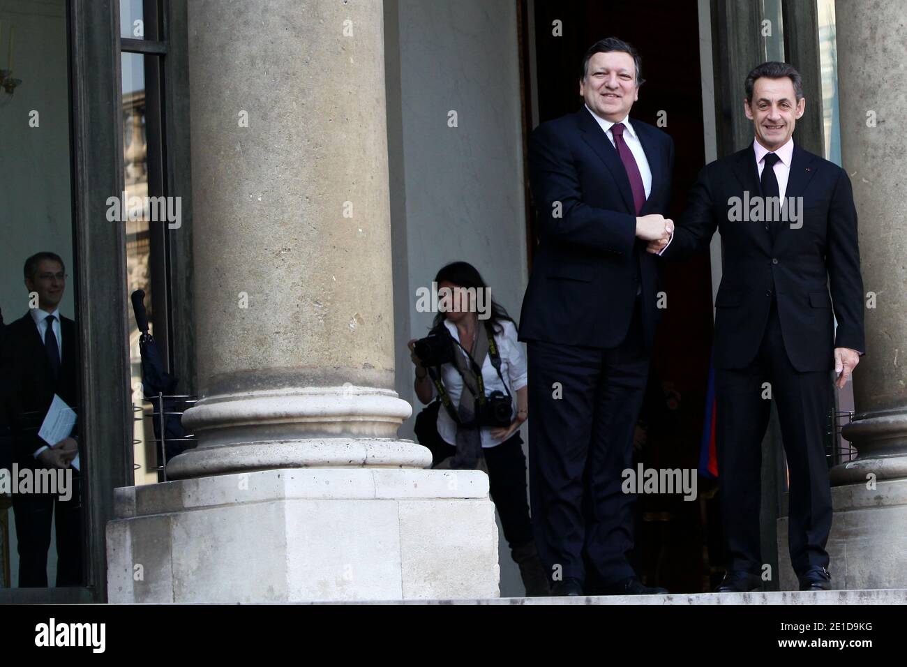 Il presidente Nicolas Sarkozy dà il benvenuto al presidente della Commissione europea, José Manuel Barroso, al palazzo presidenziale Elysee di Parigi, in Francia, il 4 marzo 2011, prima di una riunione. I principali esponenti dell'Unione europea hanno esortato il leader libico infuocato Moamer Kadhafi a rinunciare il 2 marzo. Kadhafi, che ha preso il potere in un colpo di stato del 1969, ha ammonito che 'migliaia' sarebbero morti se l'Occidente intervenisse per sostenere la rivolta contro di lui. Foto di Stephane Lemouton/ABACAPRESS.COM Foto Stock