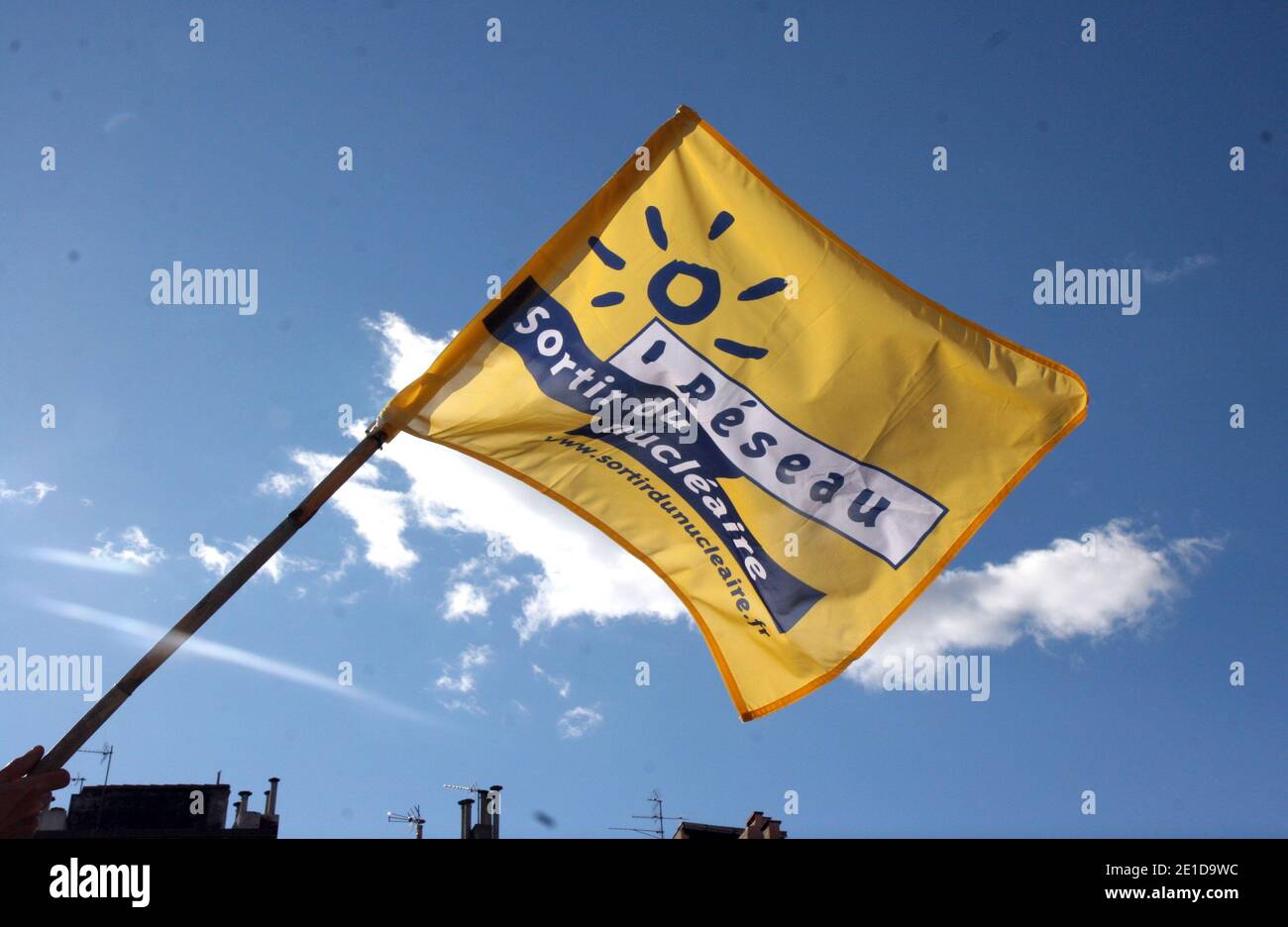 Flash mopied lo sostiene nell'attuale dramma che vive il popolo giapponese dopo il terribile terremoto che ha causato più di 10 000 vittime e che mette in pericolo il parco nucleare di nippon con in particolare in un incidente di livello 6 dopo una nuova esplosione e un incendio al La centrale di Fukushima-daiichi è stata nuovamente colpita da un terremoto di magnitudo 6 sulla scala Richter. Questo incontro è organizzato dal 'Collectif 66 non au nucleaire'. Al centro della città, a Perpignan, a sud della Francia il 19 marzo 2011. Foto di Michel Clementz/ABACAPRESS.COM Foto Stock