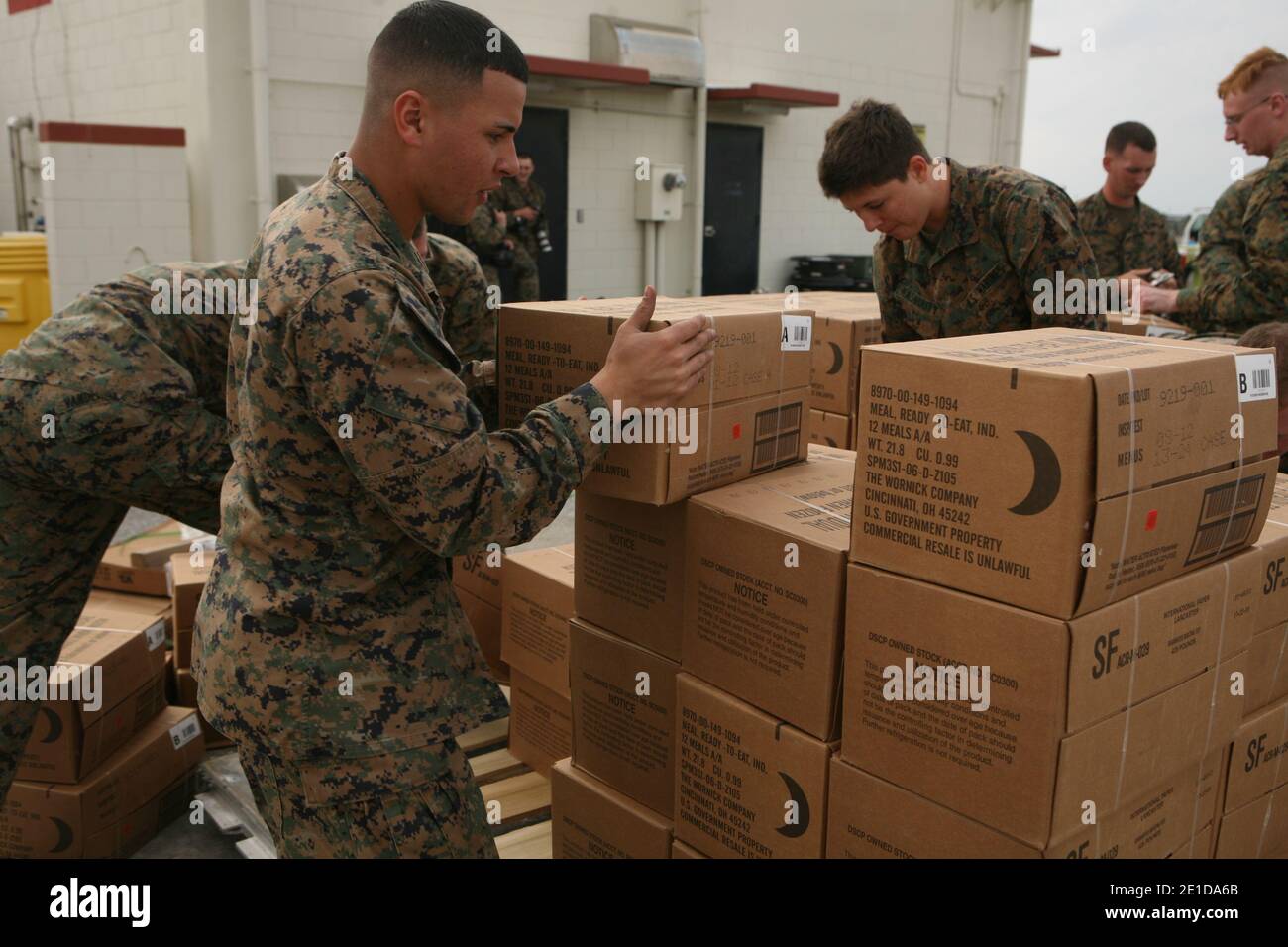 Marines assegnato a Combat Logistic Regiment 37, 3rd Marine Logistics Group, III Marine Expeditionary Force, caricare il cibo su una piattaforma di carico a Marine Corps Air Station Futenma a Okinawa, Giappone, 11 marzo 2011, per consegnare in Giappone dopo un terremoto di magnitudine 8.9 e uno tsunami. Foto di NVNS via ABACAPRESS.COM Foto Stock