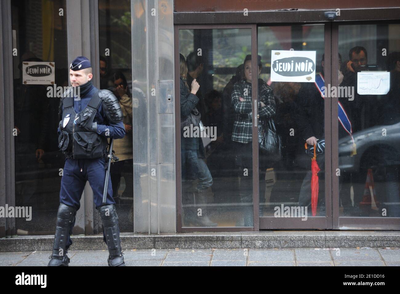 Policiers devant l'immeuble du 22 avenue de Matignon appartenant a AXA occupe par Jeudi Noir a Paris, France le 7 Janvier 2011. Foto Mousse/ABACAPRESS.COM Foto Stock