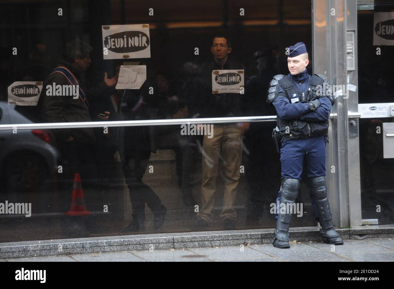 Policiers devant l'immeuble du 22 avenue de Matignon appartenant a AXA occupe par Jeudi Noir a Paris, France le 7 Janvier 2011. Foto Mousse/ABACAPRESS.COM Foto Stock