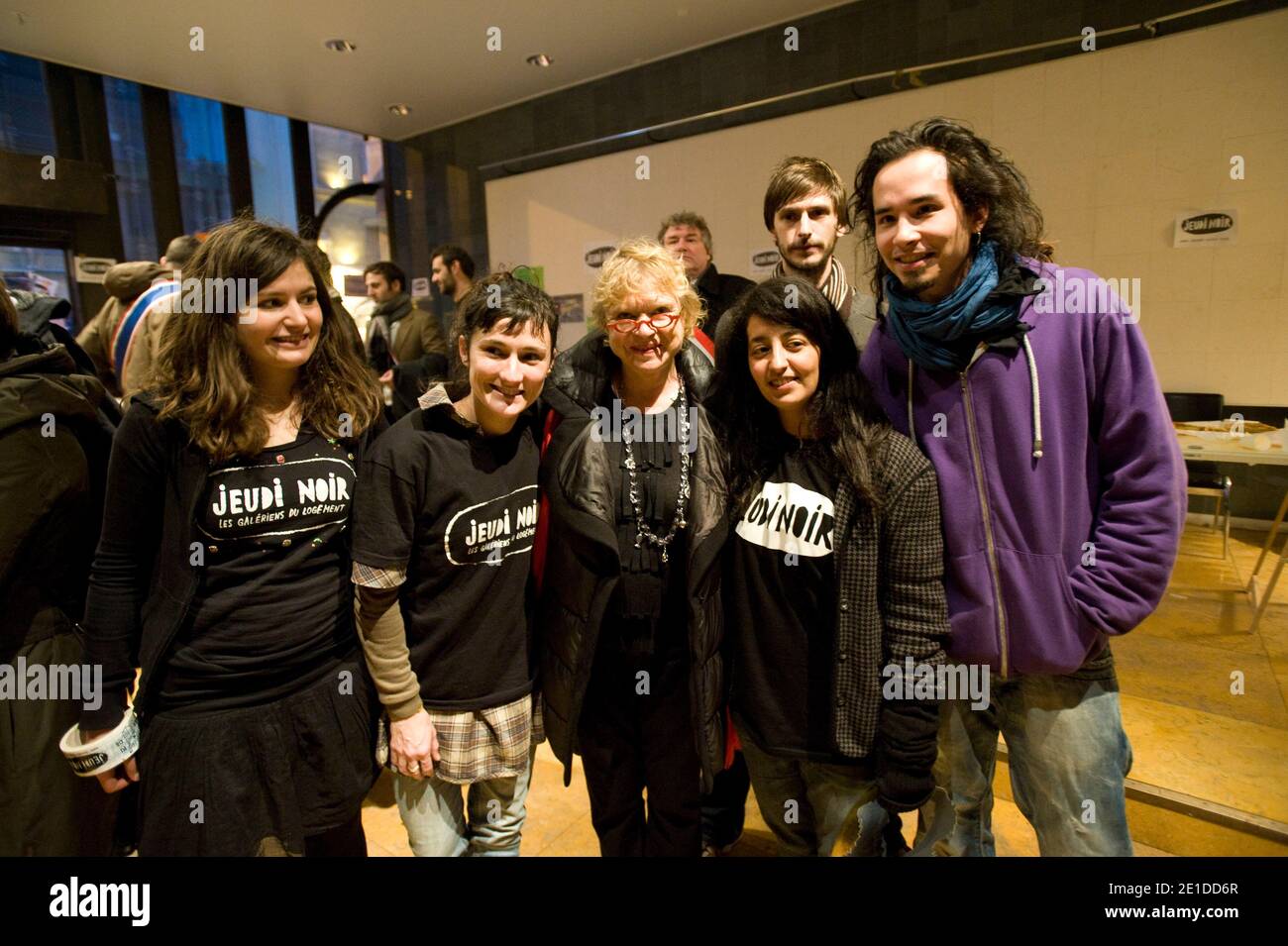 EVA Joly rend vivisite au collectif 'Jeudi Noir' a Paris, France, le 8 janvier 2011. ' Jeudi Noir' occupe un'immeuble au 20 avenue Matignon a Paris. L'immeuble est la propriete d'AXA. Le collectif Jeudi Noir, collectif d'etudiants denontant les difficile d'acces au logement des jeunes, a annonce vendredi l'installation d'une vingtaine de personnes dans un immeuble de bureaux vide a Paris, a quelques centaines de meters du palais de l'évise du ministeur de l'Elyère. Foto Pierre Meunie/ABACAPRESS.COM Foto Stock