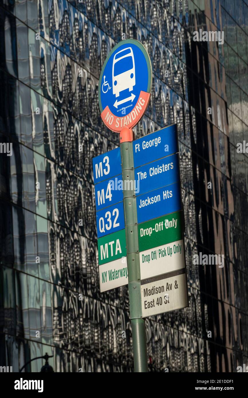 L'insegna informativa della fermata dell'autobus si trova a E. 40th Street su Madison Avenue, New York, USA Foto Stock