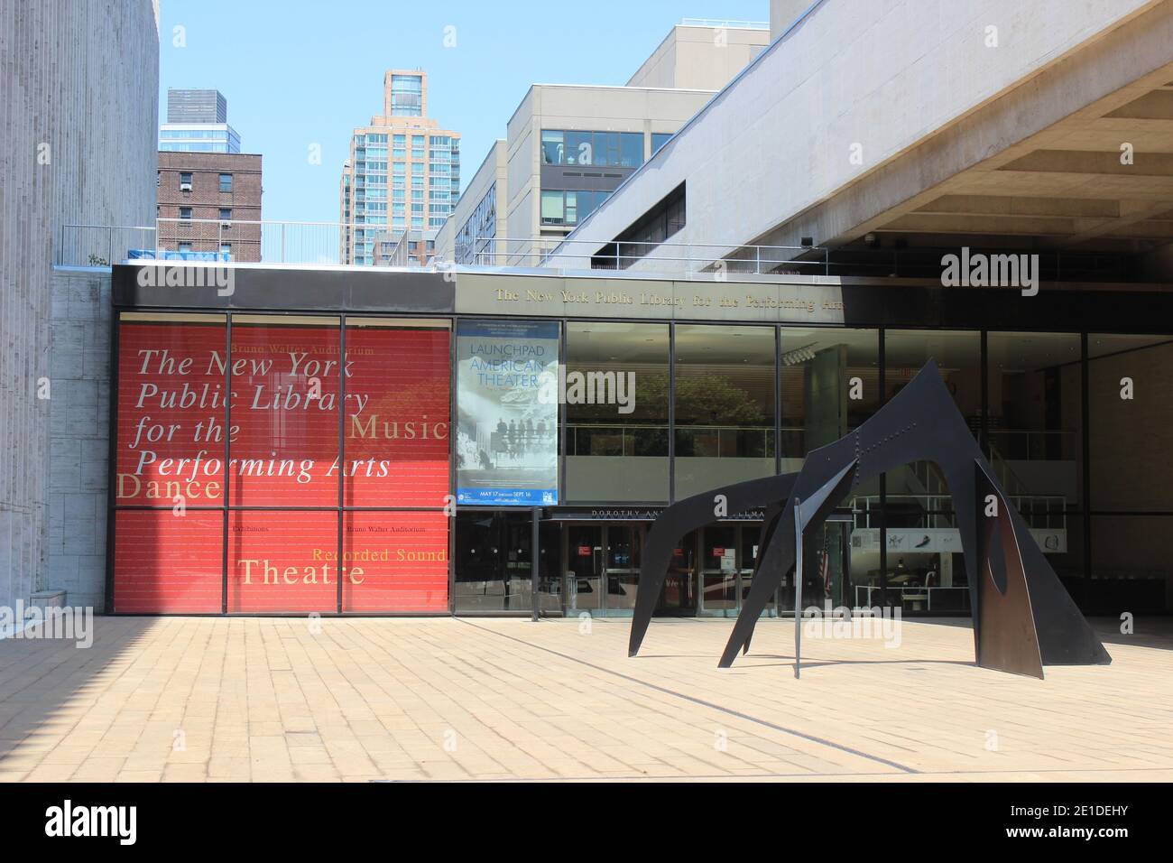 Biblioteca pubblica di New York per le arti dello spettacolo e le Guichet (The Box Office) di Alexander Calder, Lincoln Center, New York Foto Stock