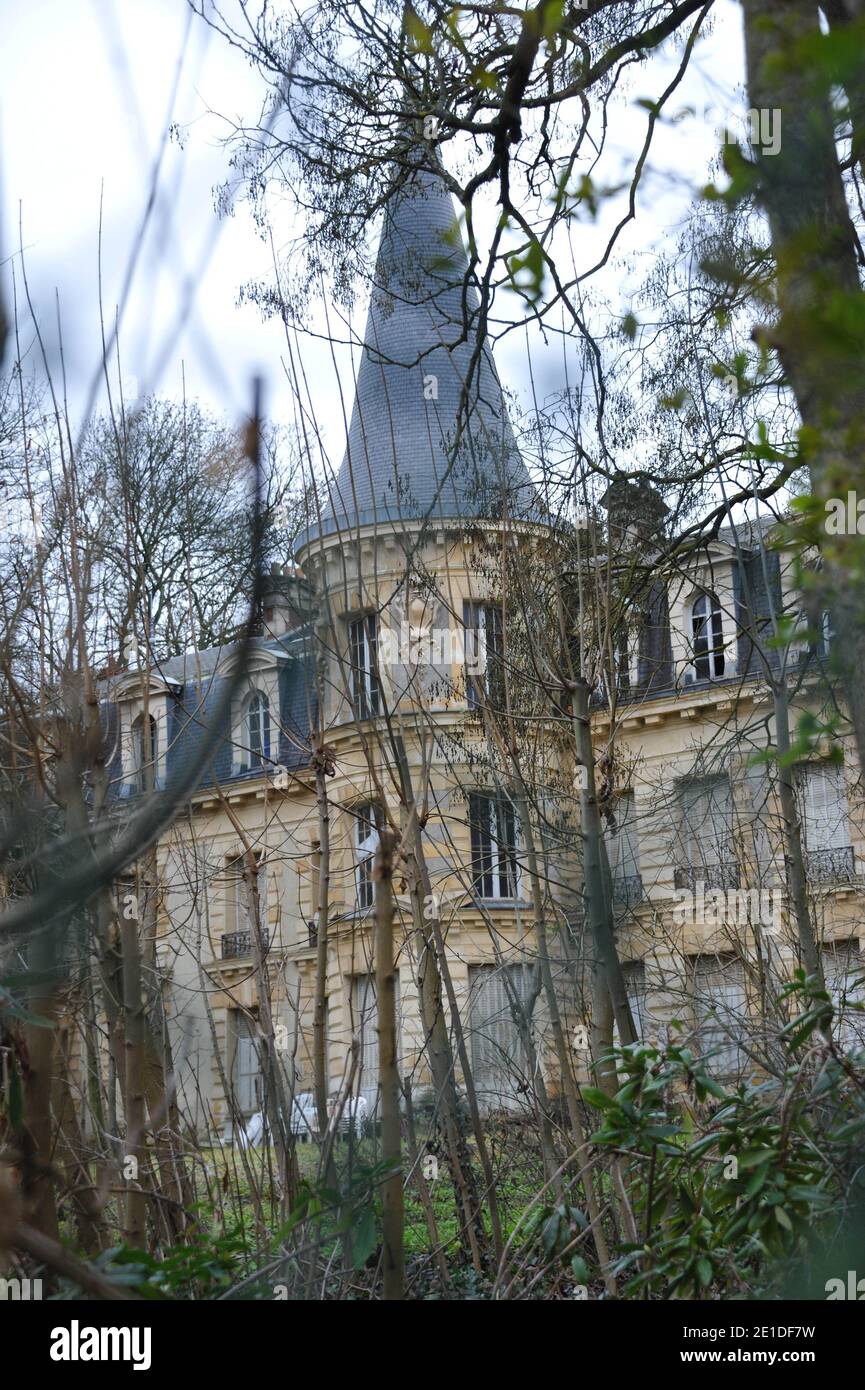 Il castello del dittatore africano Bokassa a Hardricourt vicino a Parigi il 13 gennaio 2011. Il castello francese che un tempo apparteneva al dittatore africano Jean-Bedel Bokassa ha venduto per 915,000 euro. Il dilapidato 'Chateau d'Hardricourt' è stato acquistato da un anonimo offerente ad un'asta a Versailles. Bokassa passò diversi anni a vivere nel palazzo nel sobborgo di Hardricourt a Parigi occidentale dopo essere stato rovesciato come leader della Repubblica Centrafricana (AUTO) nel 1979. 'Elettricità, acqua, riscaldamento - tutti devono essere revisionati,' Pascal Koerfer, avvocato per l'amministratore della tenuta di Bokassa. Il prop Foto Stock