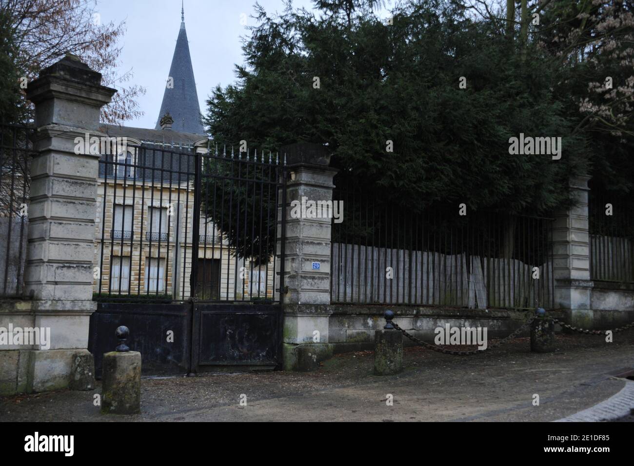 Il castello del dittatore africano Bokassa a Hardricourt vicino a Parigi il 13 gennaio 2011. Il castello francese che un tempo apparteneva al dittatore africano Jean-Bedel Bokassa ha venduto per 915,000 euro. Il dilapidato 'Chateau d'Hardricourt' è stato acquistato da un anonimo offerente ad un'asta a Versailles. Bokassa passò diversi anni a vivere nel palazzo nel sobborgo di Hardricourt a Parigi occidentale dopo essere stato rovesciato come leader della Repubblica Centrafricana (AUTO) nel 1979. 'Elettricità, acqua, riscaldamento - tutti devono essere revisionati,' Pascal Koerfer, avvocato per l'amministratore della tenuta di Bokassa. Il prop Foto Stock