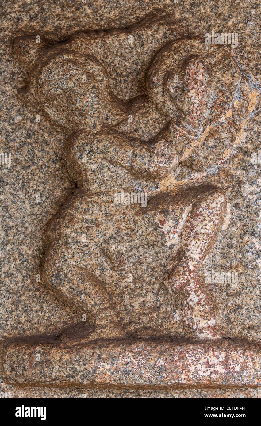 Hampi, Karnataka, India - 5 novembre 2013: Tempio Sri Krishna in rovina. Closeup di pietra di granito marrone appena riconoscibile musicista danneggiato. Foto Stock