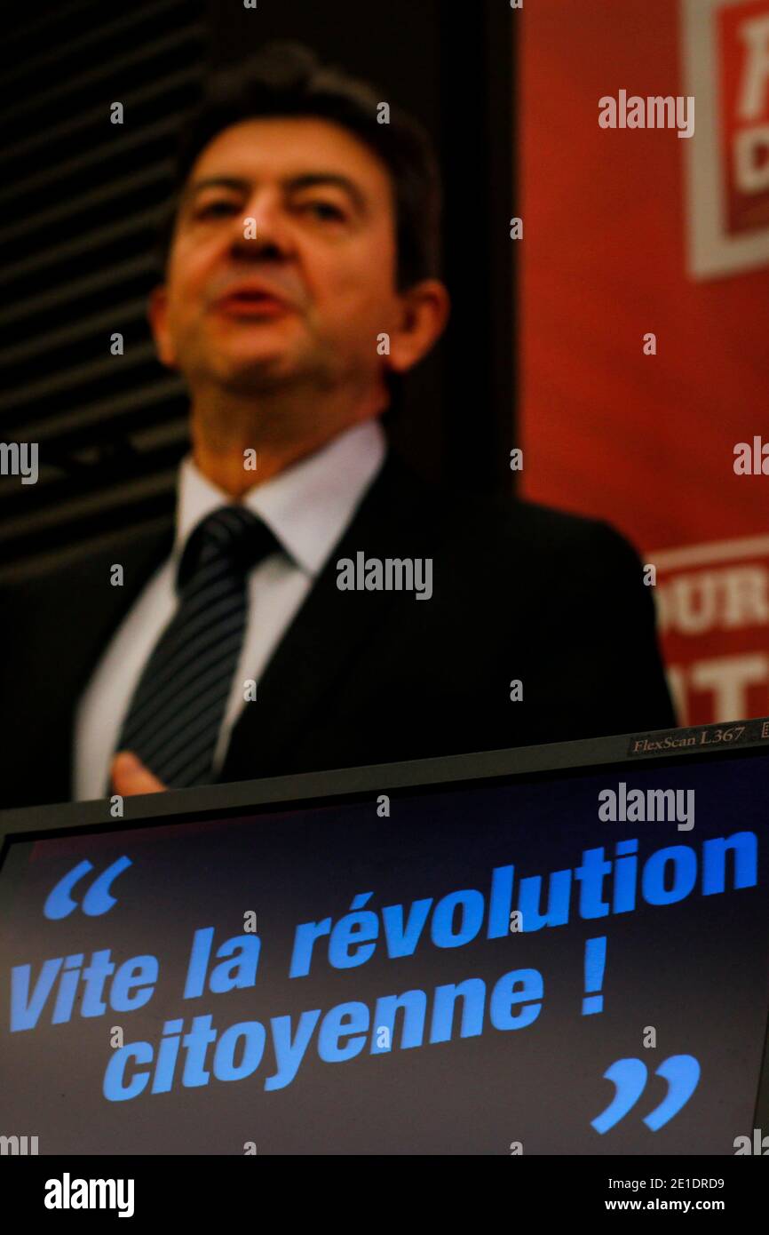 Vote des militants du parti de Gauche pour designer Jean-Luc Melenchon comme candidat aux elections presidentelles. Lors du Conseil National du parti de gauche (PG) consacre aux echeances electorales de 2012, reuni dans une annex de l'Assemblee nationale a Paris, France, le 22 Janvier 2011. Foto di Jean-Luc Luyssen/ABACAPRESS.COM Foto Stock