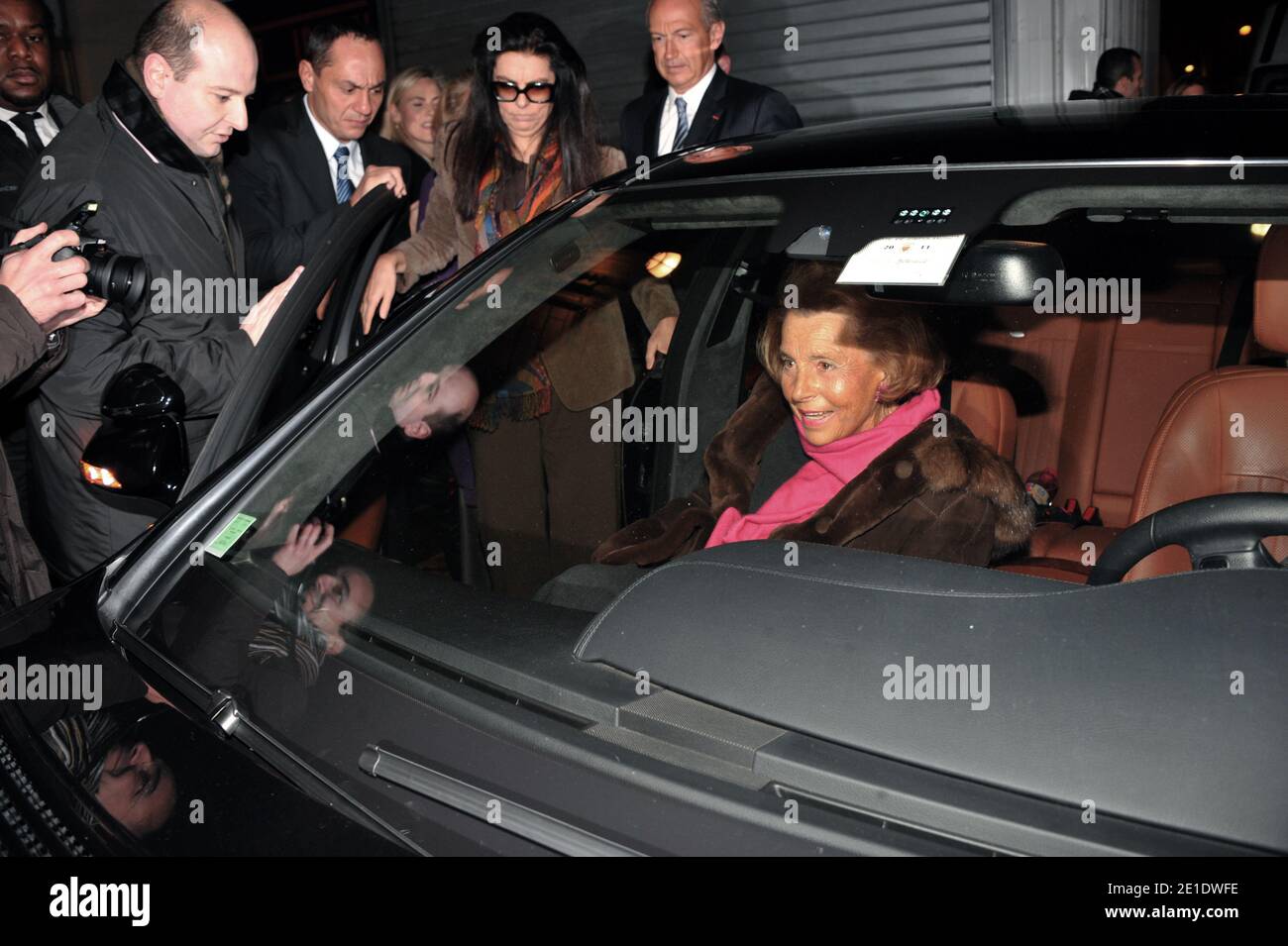 File photo - Liliane Bettencourt e sua figlia Francoise Bettencourt-Meyers lasciano Giorgio Armani Prive Primavera Estate 2011 Haute-Couture a Parigi, Francia, il 24 gennaio 2011. Liliane Bettencourt è morto all'età di 94 anni è stato annunciato il 21 settembre 2017. Bettencourt è stata la persona più ricca in Francia e la terza donna più ricca del mondo con un valore netto di 40 miliardi di dollari. È stata l'unica erede di l'Oreal, la più grande azienda di cosmetici del mondo, che è stata avviata dal padre, e un grande azionista di Nestle. Quasi un decennio fa un processo ha costretto Liliane personali affari nel pubblico li Foto Stock