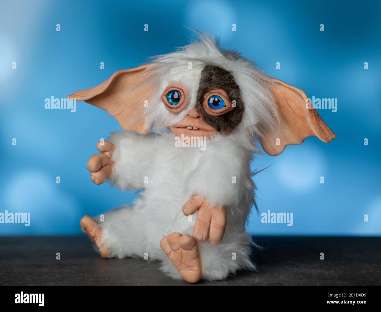 Giocattolo Gremlin Gizmo, fatto a mano con una tecnica mista da pelliccia sintetica e argilla polimerica Foto Stock