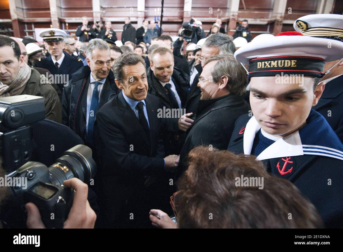 Il presidente francese Nicolas Sarkozy incontra i dipendenti dopo aver visitato una nave portaerei presso il cantiere navale STX a Saint-Nazaire, nella Francia occidentale, il 25 gennaio 2011. Nicolas Sarkozy è in visita di un giorno al cantiere navale STX per firmare un contratto tra la Francia e la Russia sulla costruzione di navi. Foto di Lionel Bonaventure/piscina/ABACAPRESS.COM Foto Stock